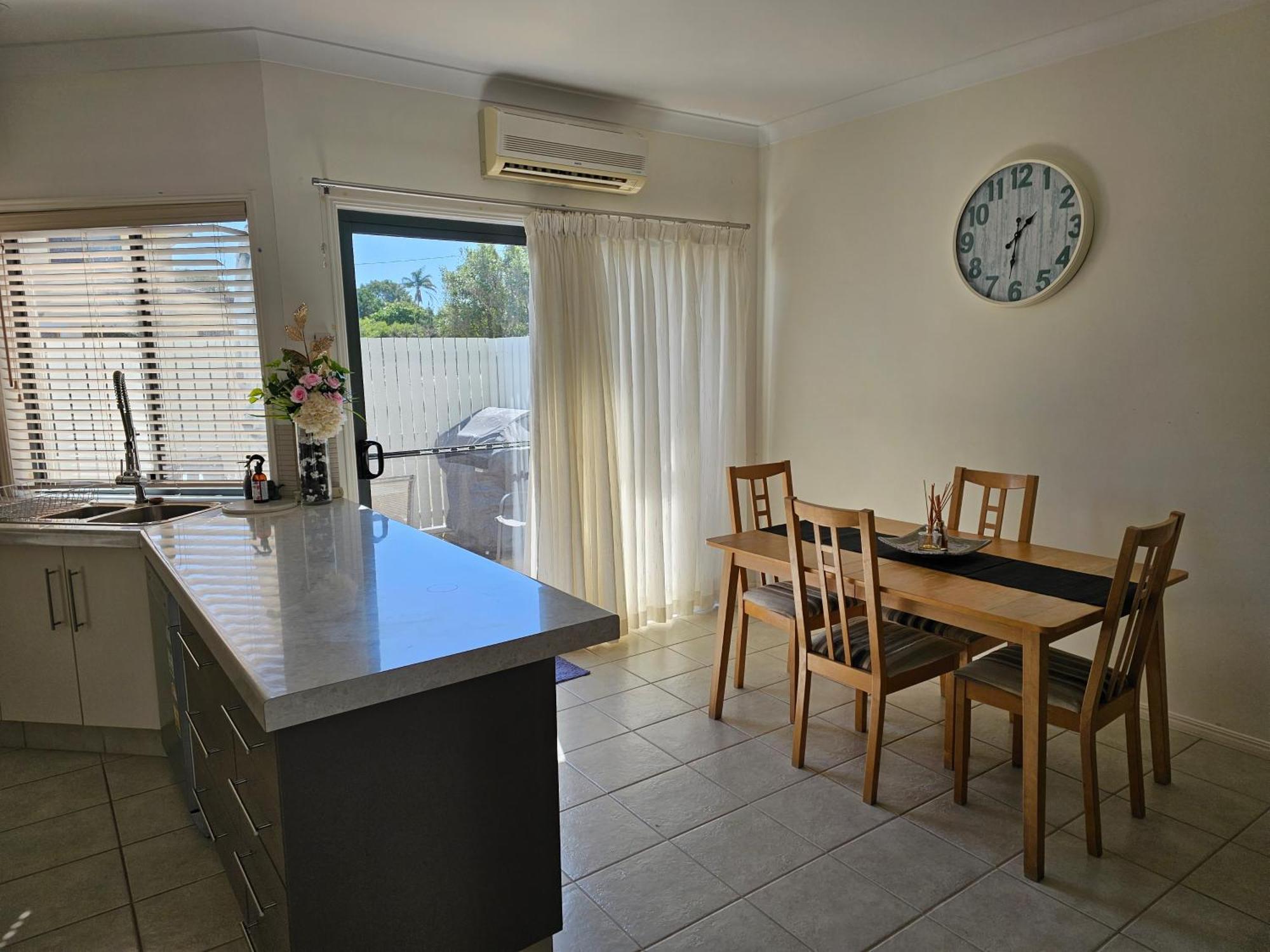 Koola Beach Apartments Bargara Exteriör bild