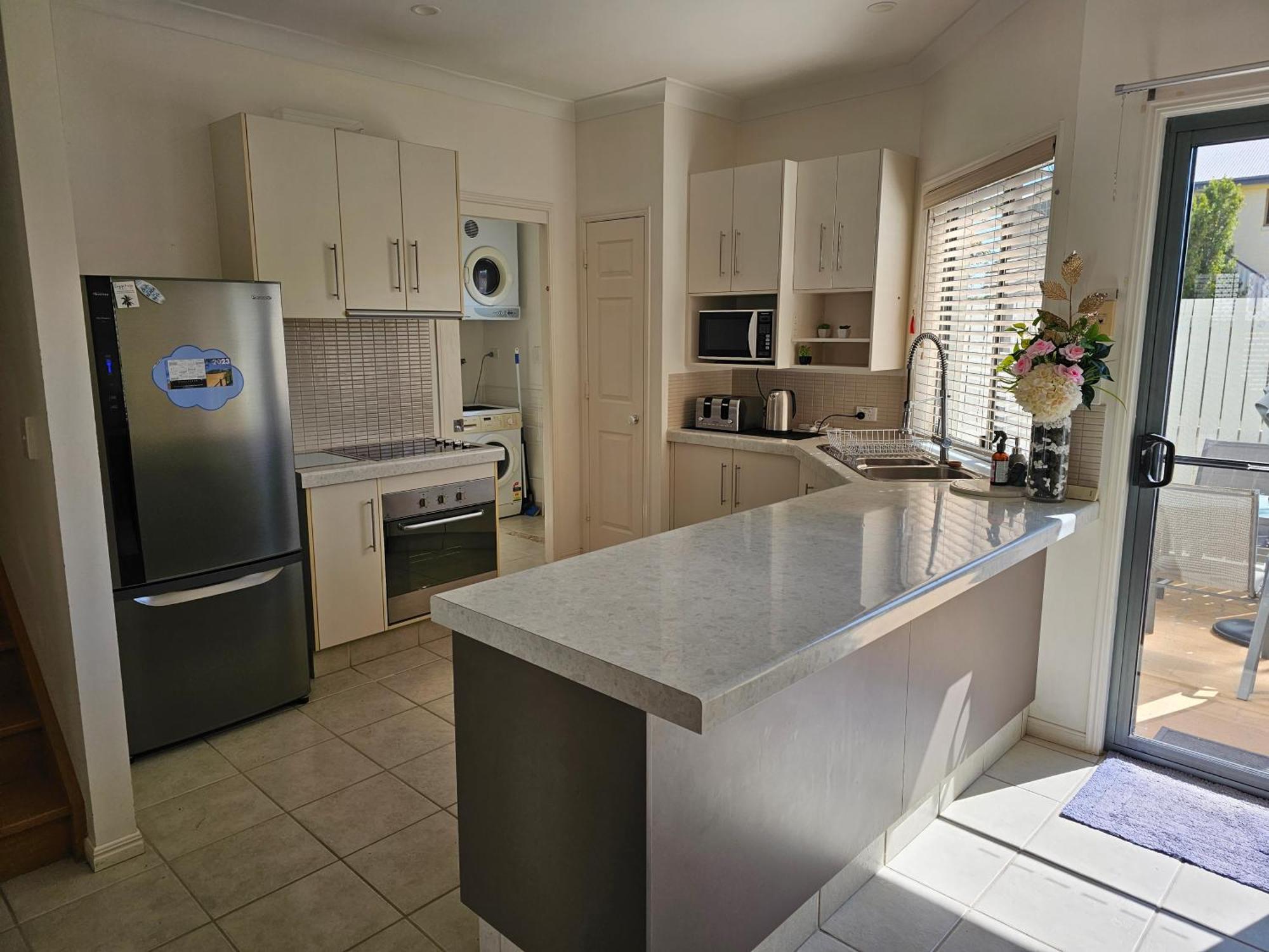 Koola Beach Apartments Bargara Exteriör bild
